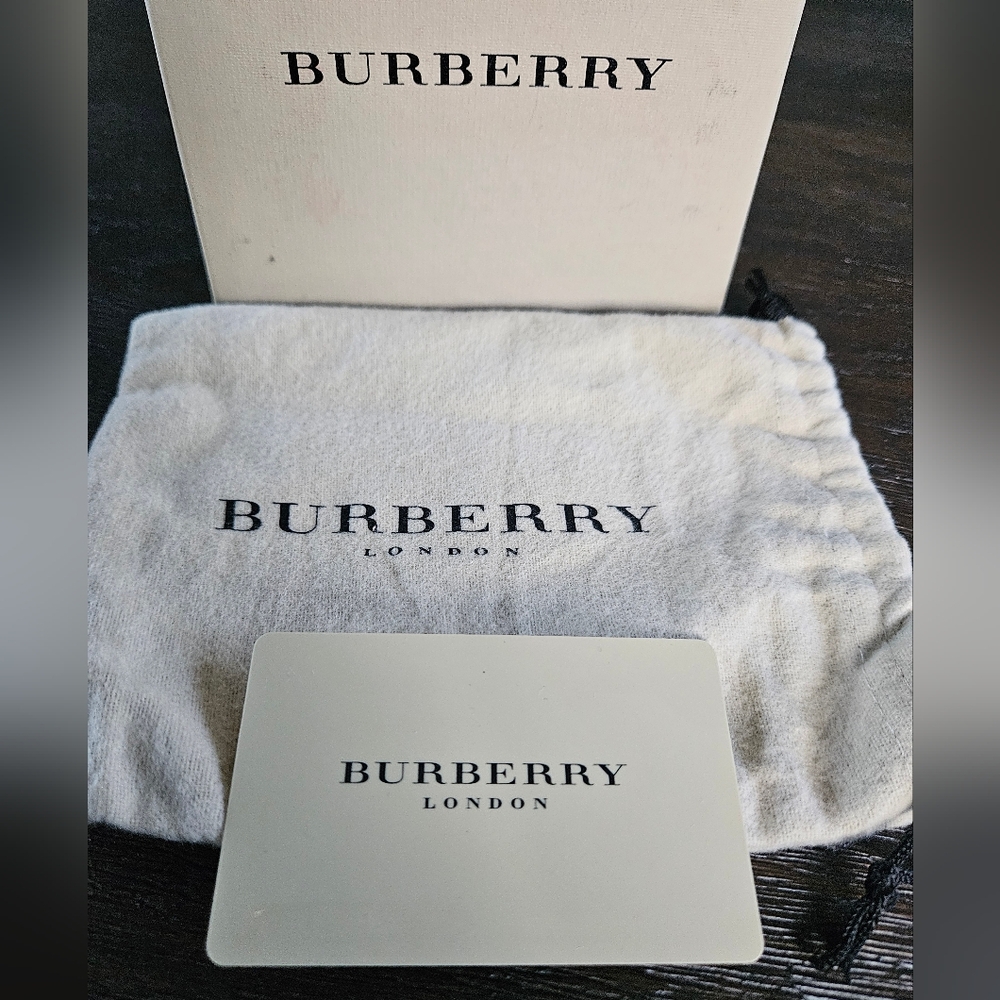 Burberry Nova Check Coin/Cardholder - Picture 6 of 10